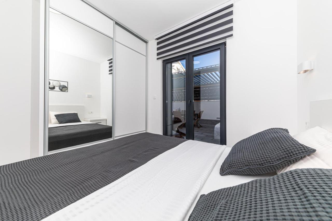 Luxury Apartment Pia With Swimming Pool And Grill Trogir Zewnętrze zdjęcie