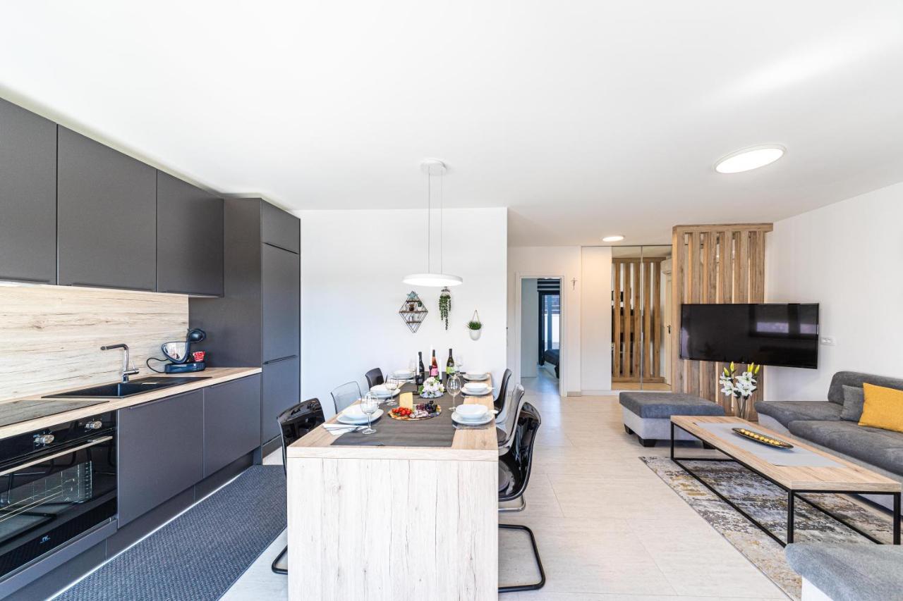 Luxury Apartment Pia With Swimming Pool And Grill Trogir Zewnętrze zdjęcie